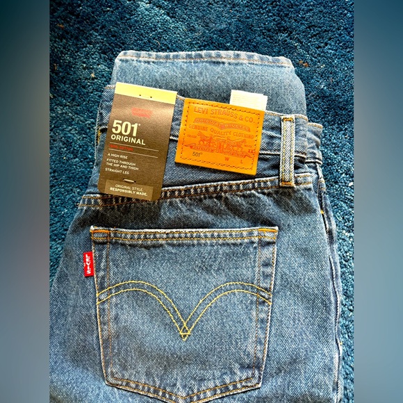NWT 501 Levi's Straight Jeans Classic Style. Sz 28 x 32. - Picture 2 of 5
